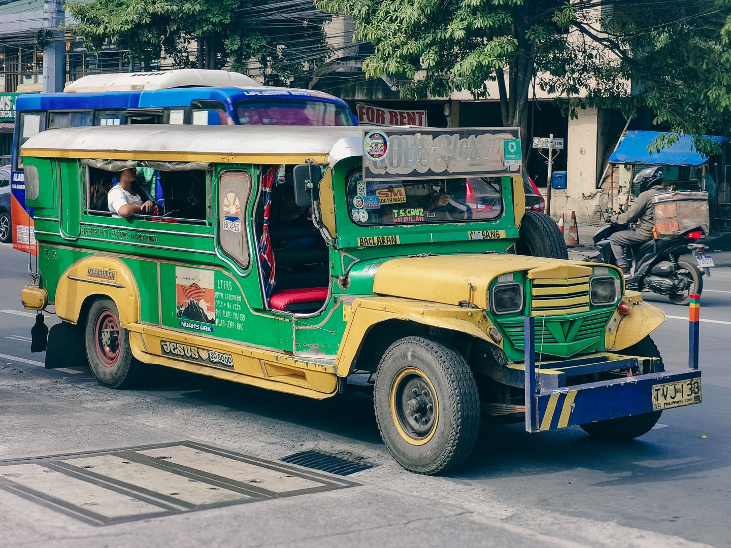 Een jeepney geparkeerd in een drukke straat in de Filipijnen