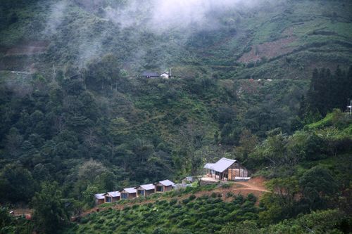 Free Discover a serene mountain landscape with cabins enveloped in mist. Stock Photo