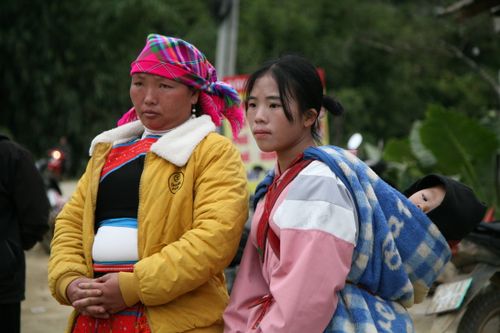Free A candid outdoor portrait of two women and a baby, showcasing traditional attire. Stock Photo