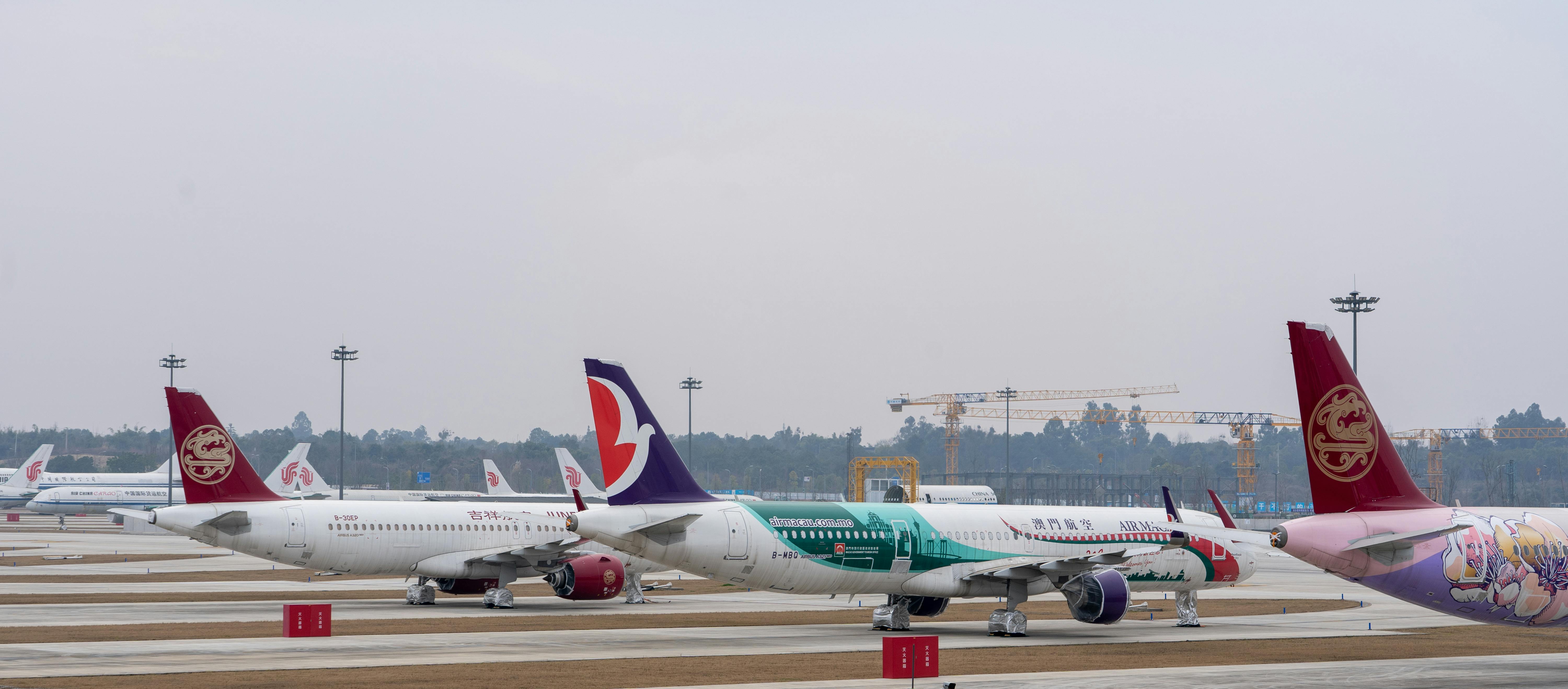 Man accumulated 1.2 million airline miles in most unusual way after exchanging 12,000 cups of chocolate pudding — Photo by Pe