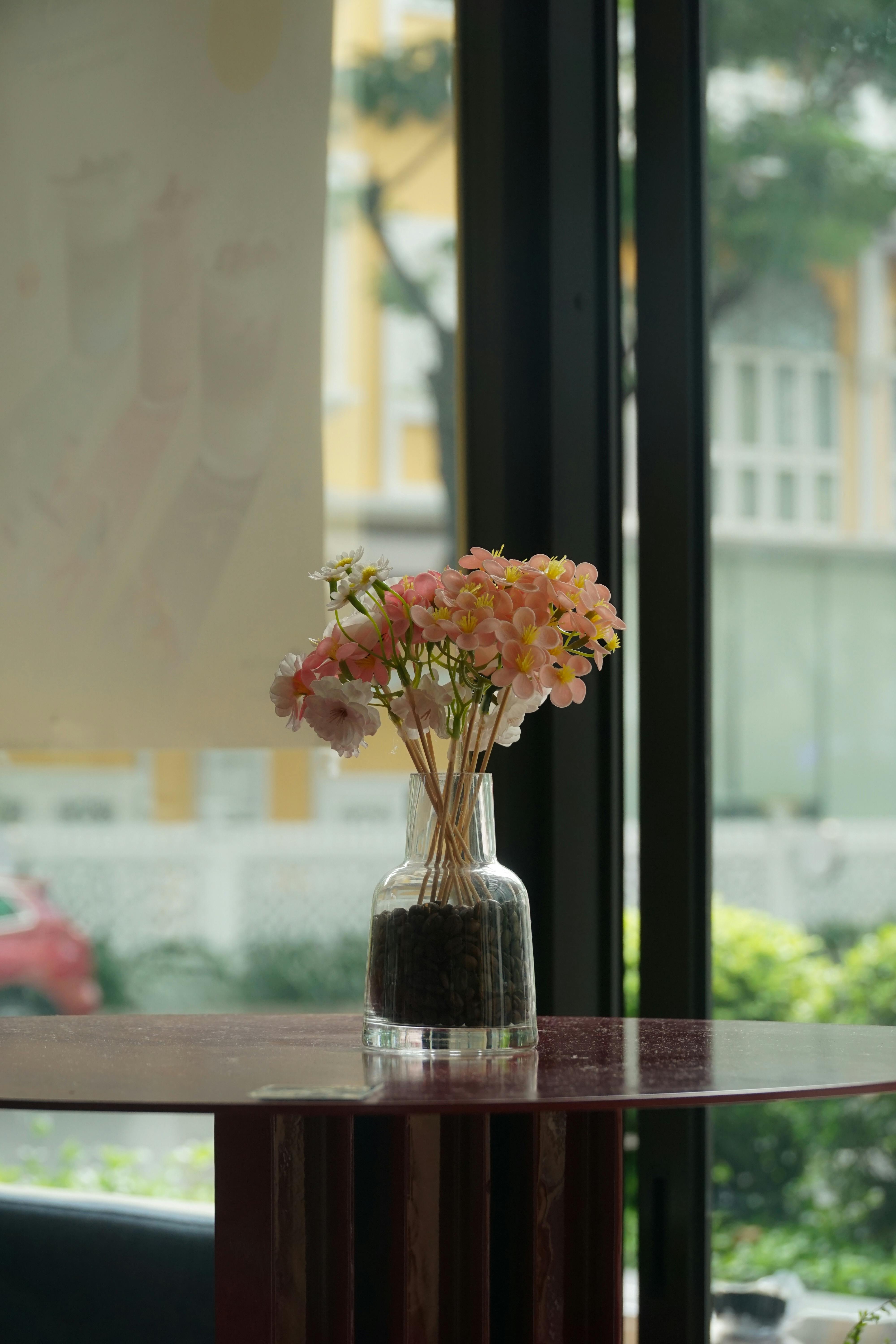 Kostenlos Wunderschöne rosa Blumen in einer Vase am Fenster in Ho-Chi-Minh-Stadt, Vietnam. Stock-Foto