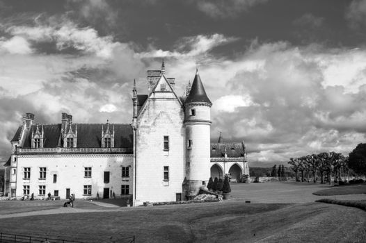 Hot-air balloon over the châteaux — Loire Valley
