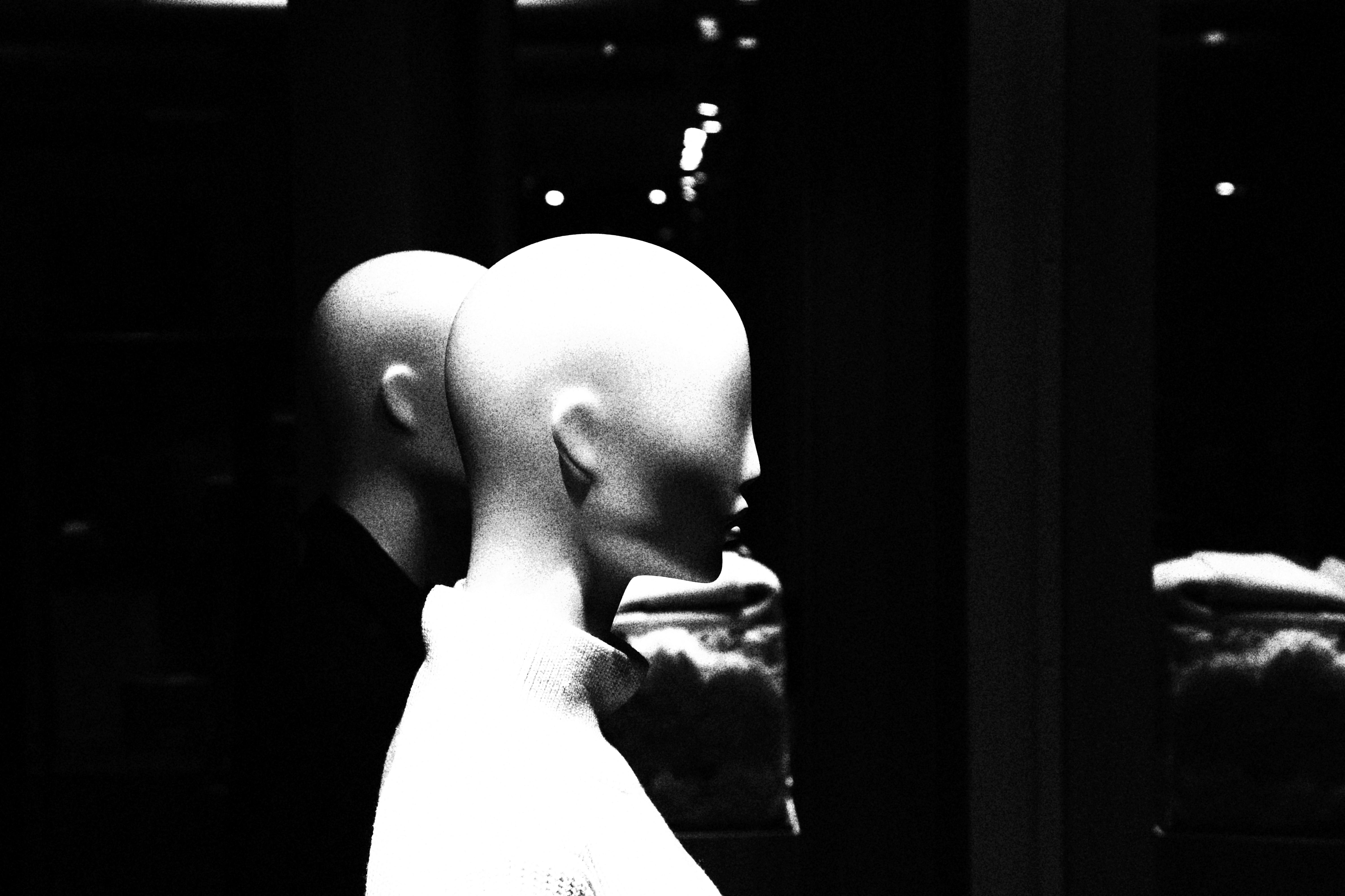 Gratis Foto in bianco e nero di due eleganti manichini in un ambiente artistico. Foto a disposizione