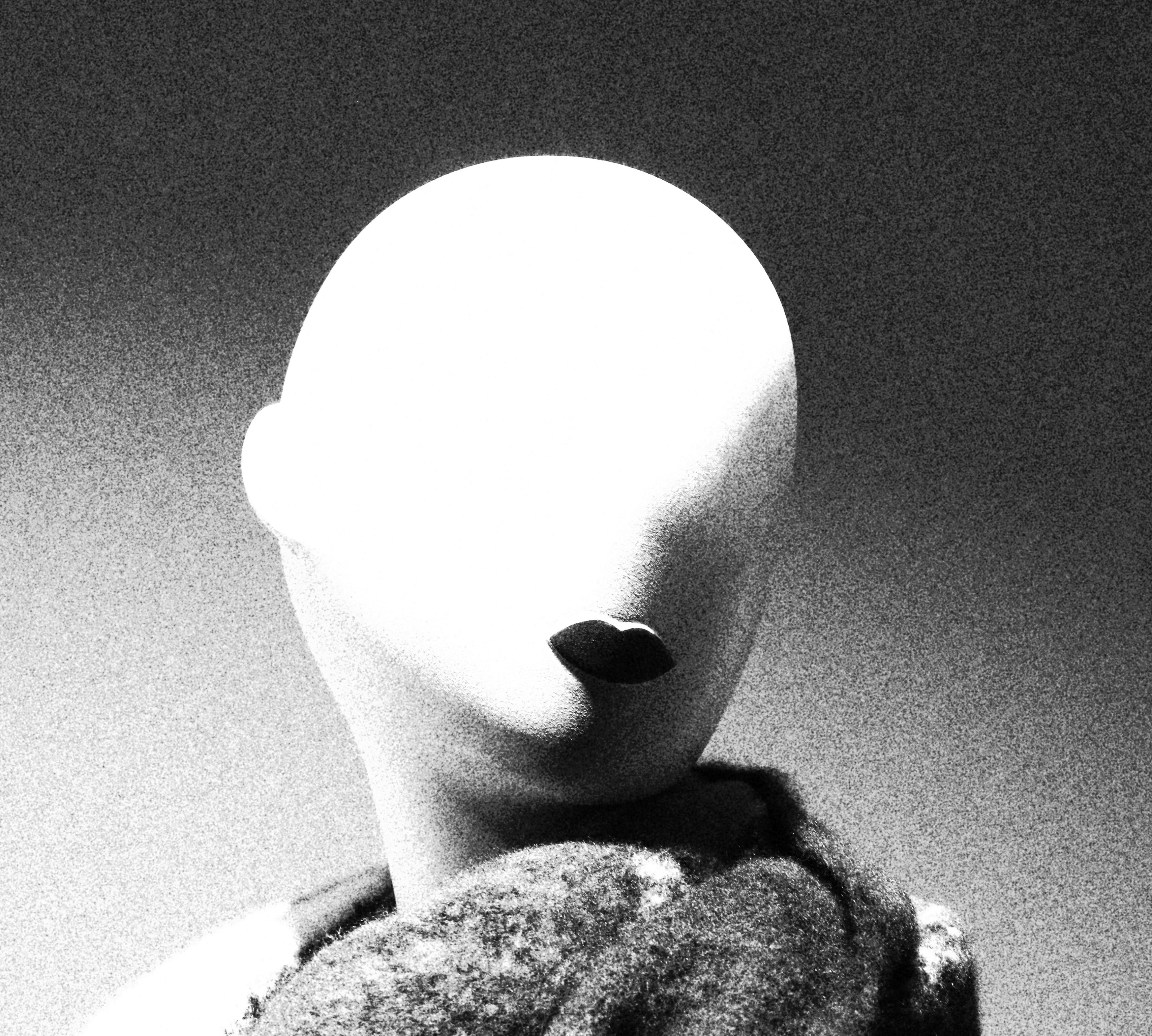 bezplatná Stylizovaná figurína bez rysů obličeje, která vytváří tajemné a abstraktní umělecké dílo. Základová fotografie