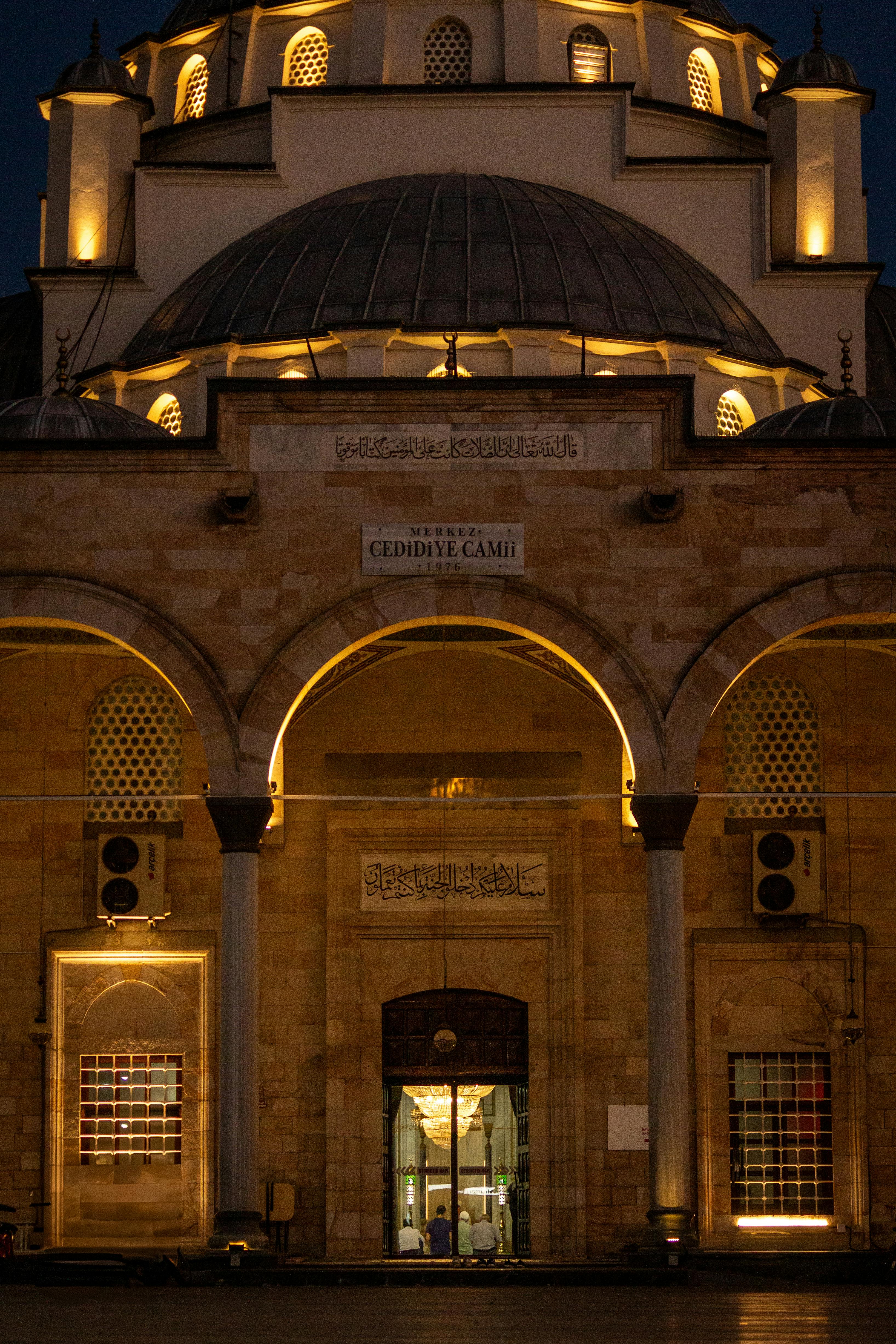 Ücretsiz Düzce, Türkiye'de geceleri aydınlatılan Gazi Süleyman Paşa Camii'nin ön görünümü. Stok Fotoğraflar