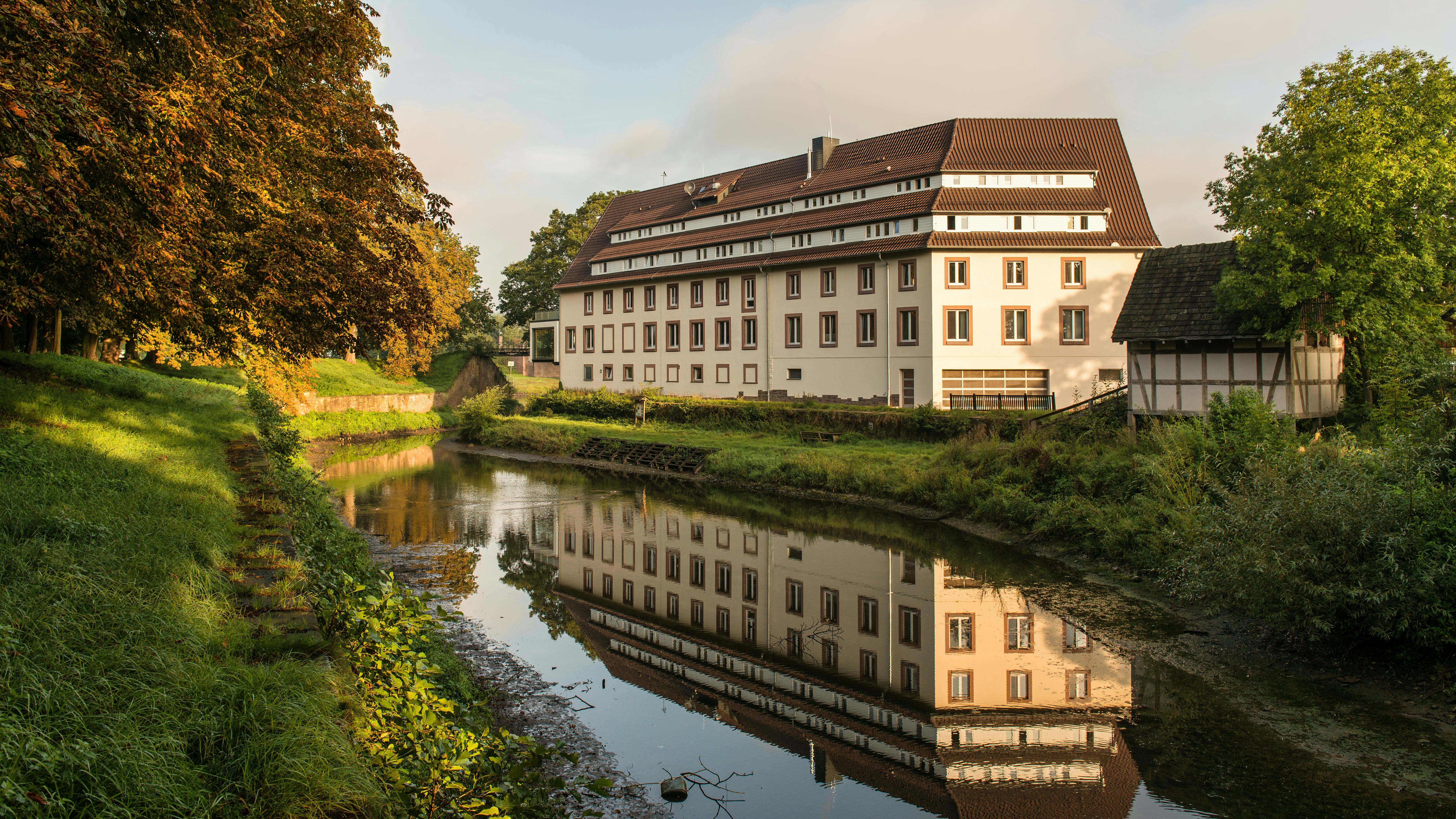 Gratuit Vedere fermecătoare de toamnă a unei clădiri istorice reflectate într-un râu din Holzminden, Germania. Fotografie de stoc