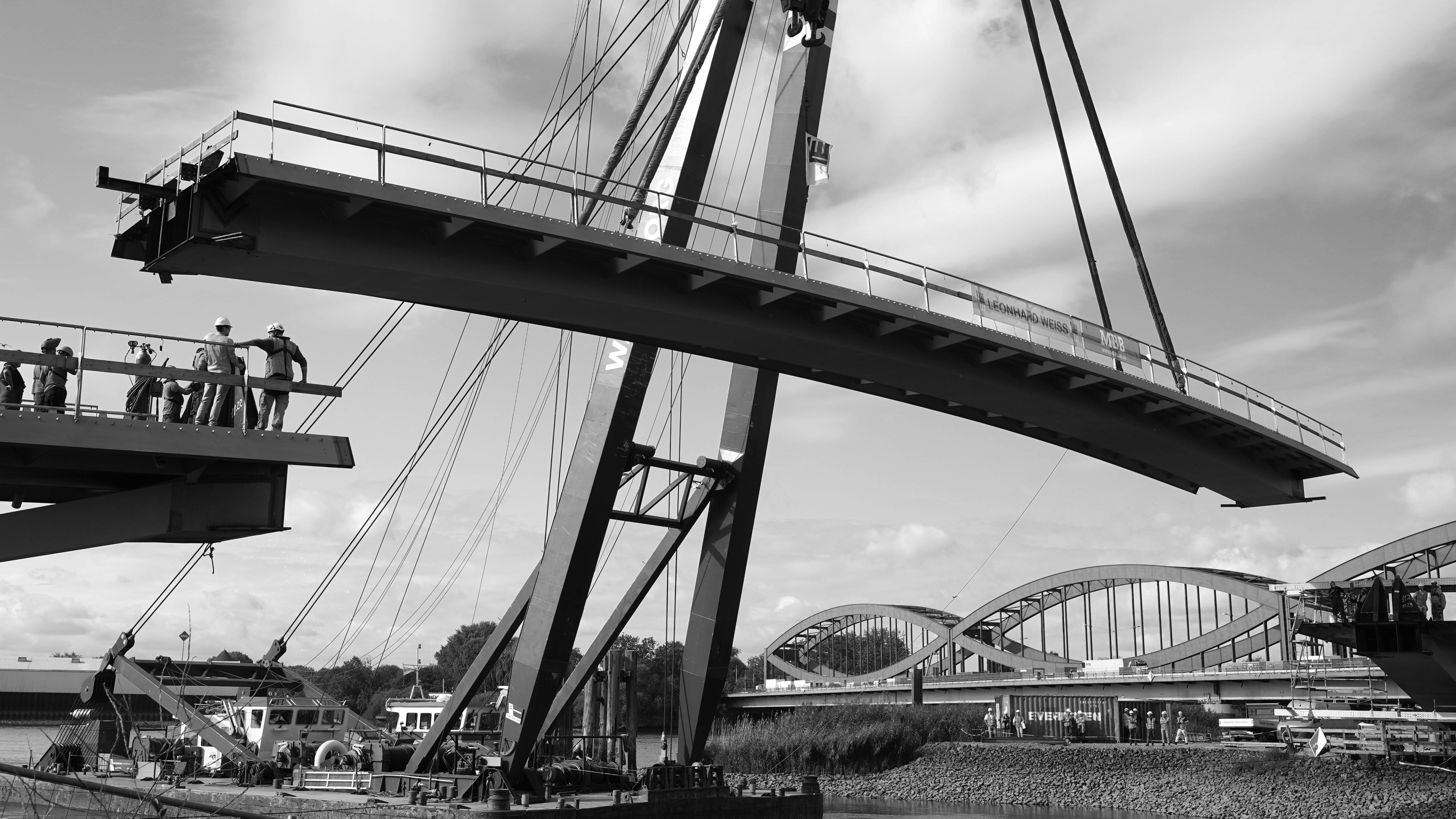 Ücretsiz Hamburg'daki Elbbrücken köprüsü inşaatının işçilerle birlikte çekilmiş siyah beyaz görüntüsü. Stok Fotoğraflar