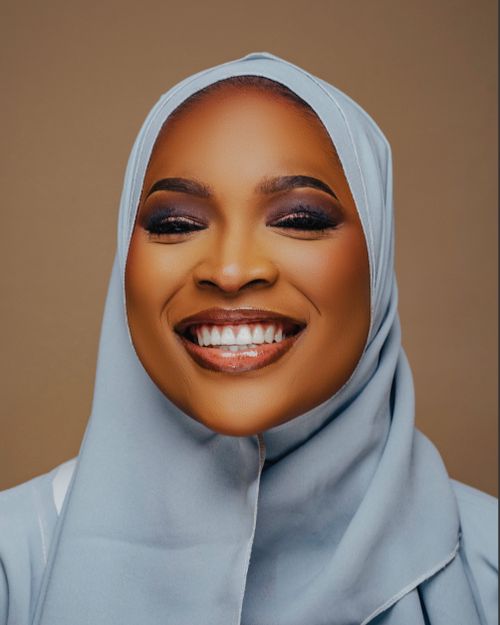 Free Close-up portrait of a smiling woman in a hijab with a beige background. Stock Photo