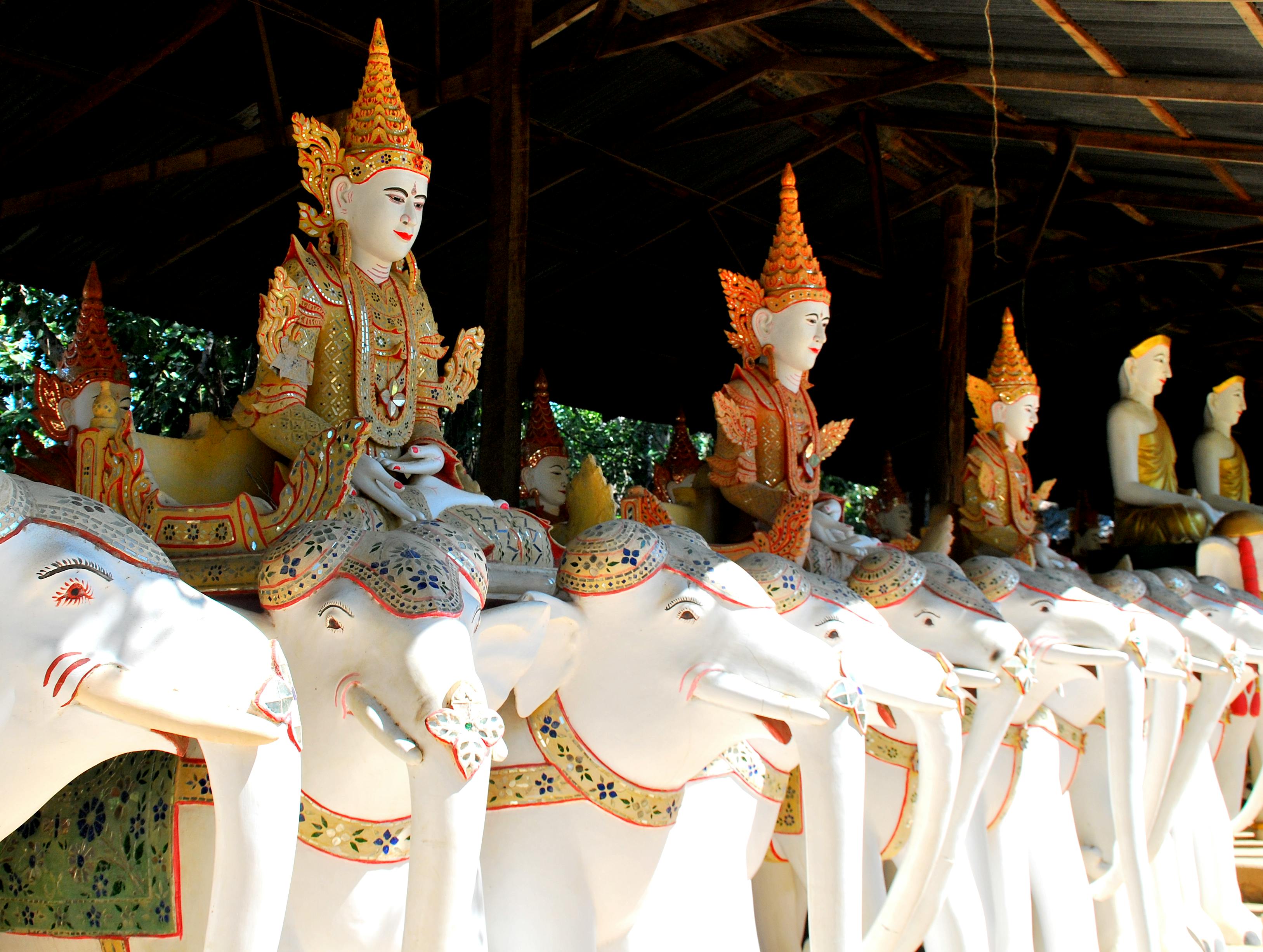 Ücretsiz Kültürel bir ortamda, özenle süslenmiş beyaz fillerin üzerinde geleneksel Budist heykelleri. Stok Fotoğraflar
