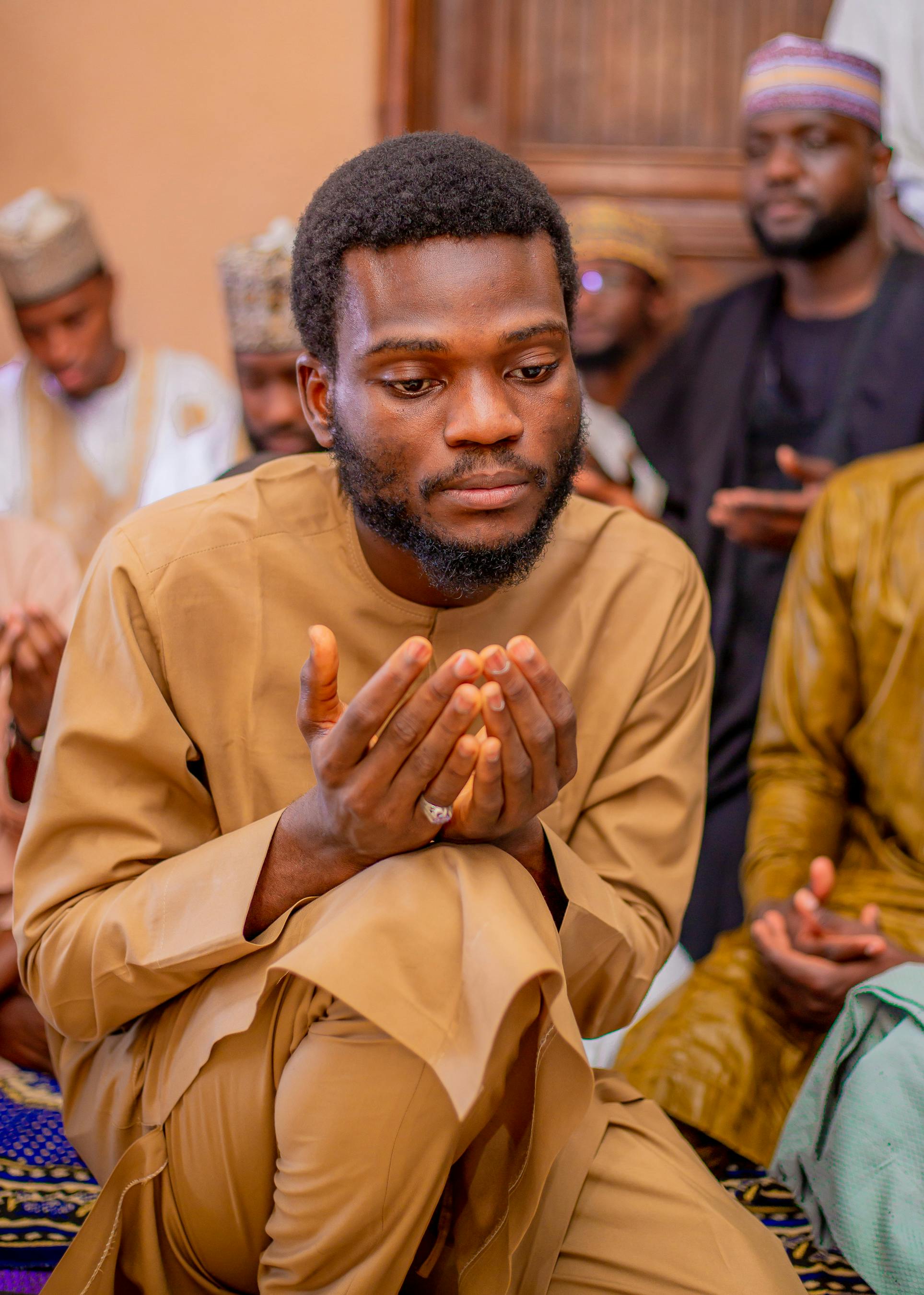 Ücretsiz Kapalı bir dini toplantıda dua eden bir grup erkek. Stok Fotoğraflar