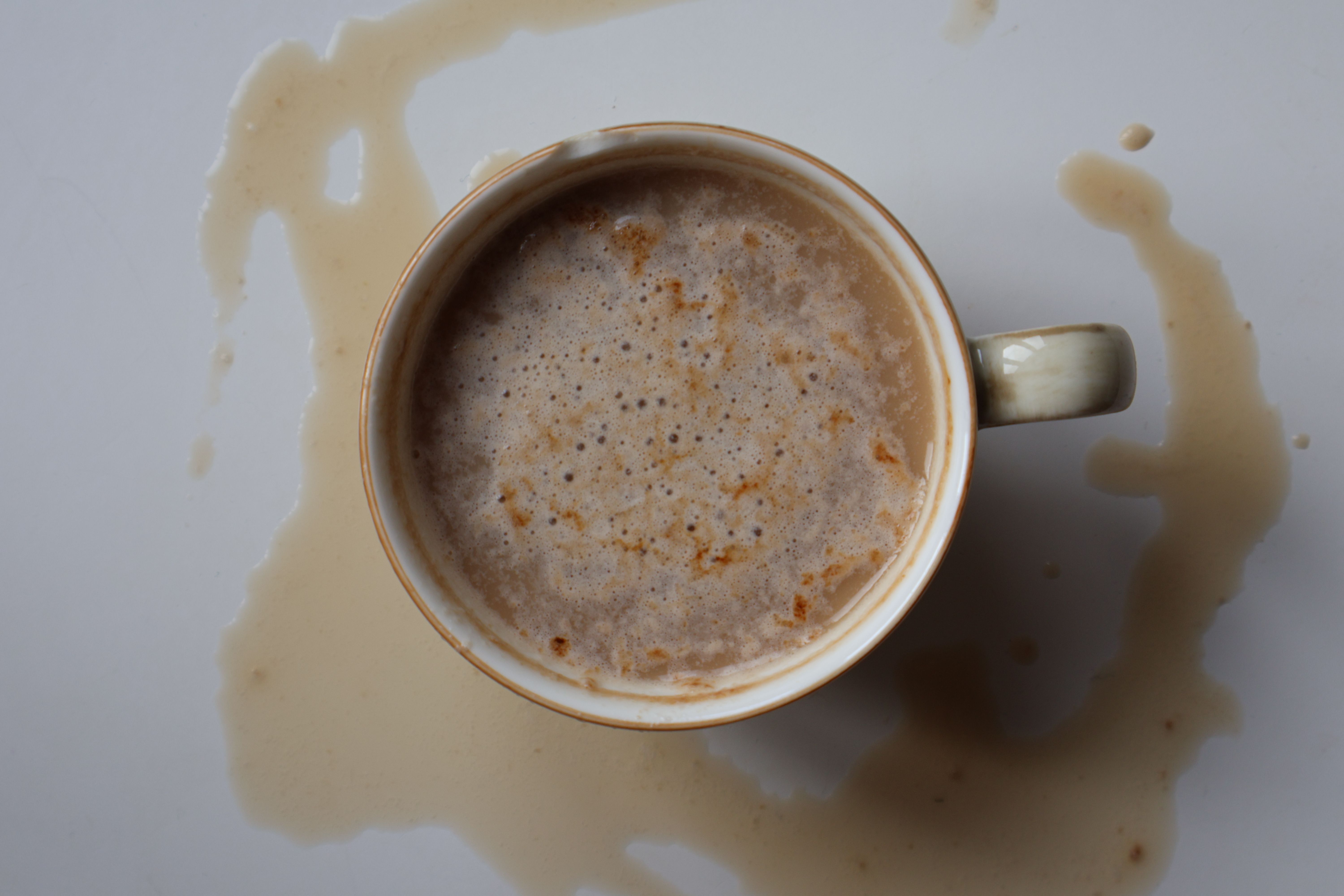 Chai au lait épicé.