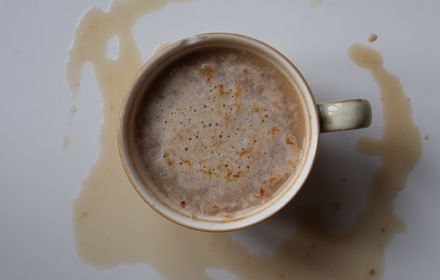 Chai au lait épicé.
