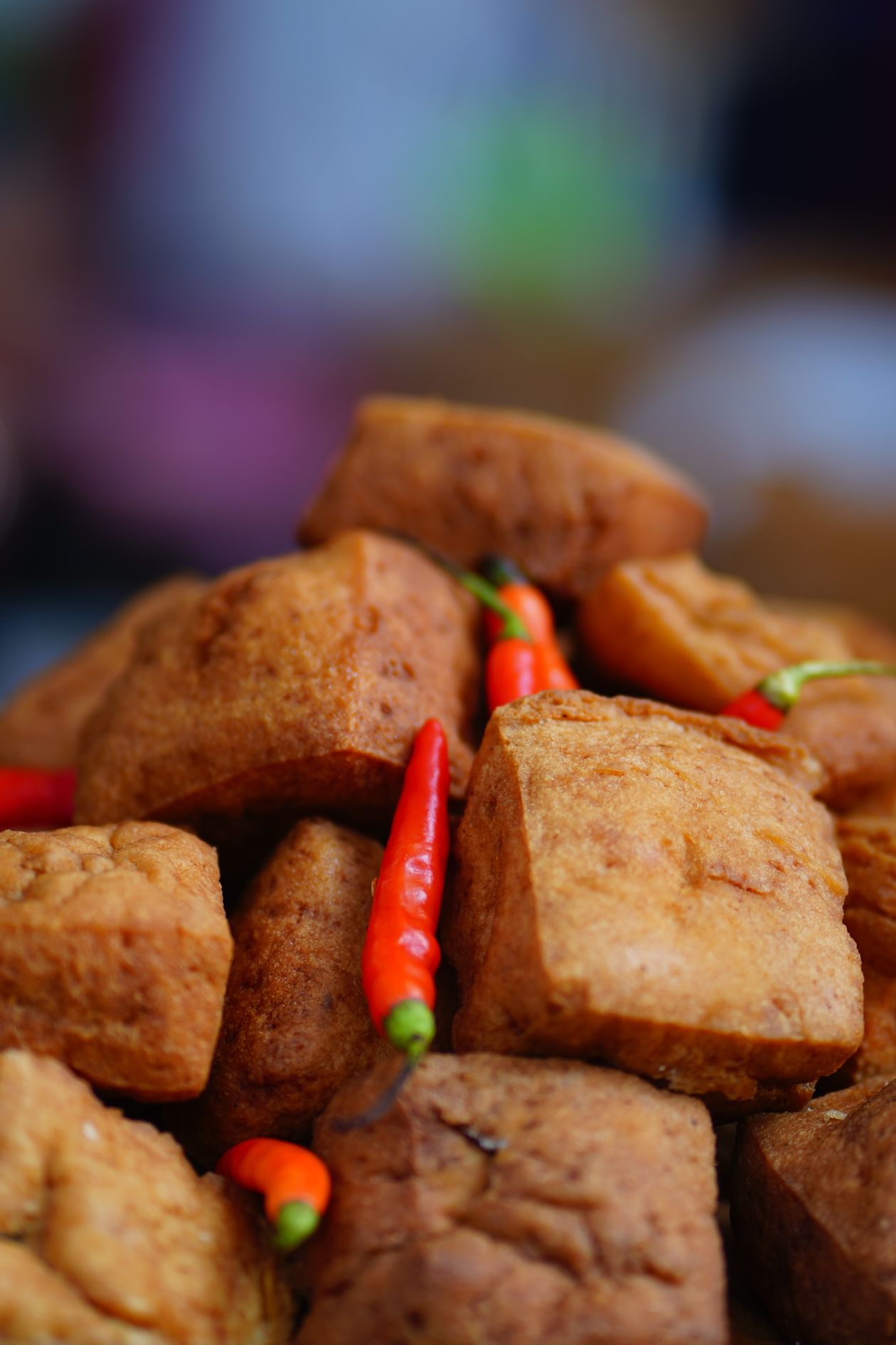 Đậu phụ chiên vàng giòn ăn kèm ớt tươi