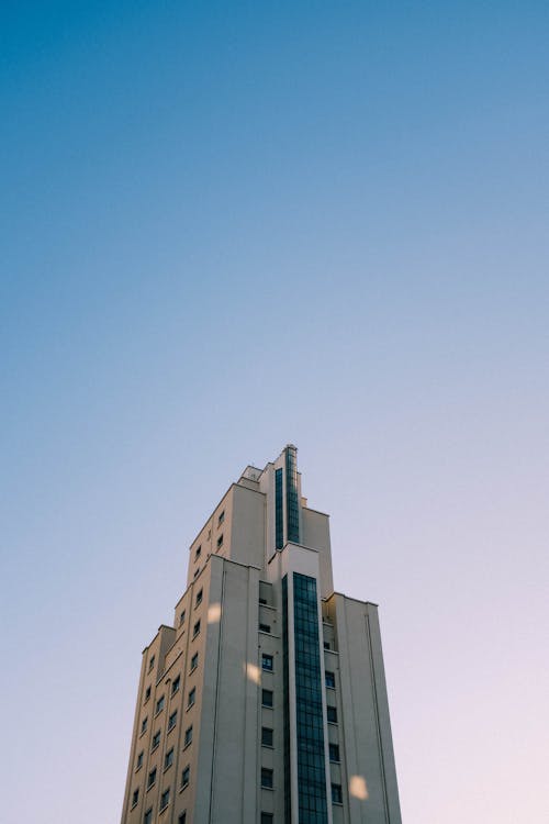 Bâtiment En Béton Brun Sous Le Ciel Bleu