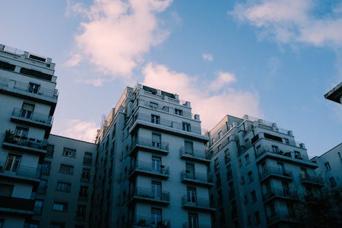 青い空の下の白いコンクリートの建物