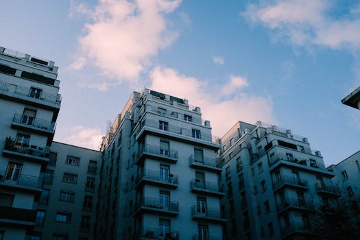 城市公寓楼的低角度视图，映衬在蓝天白云下