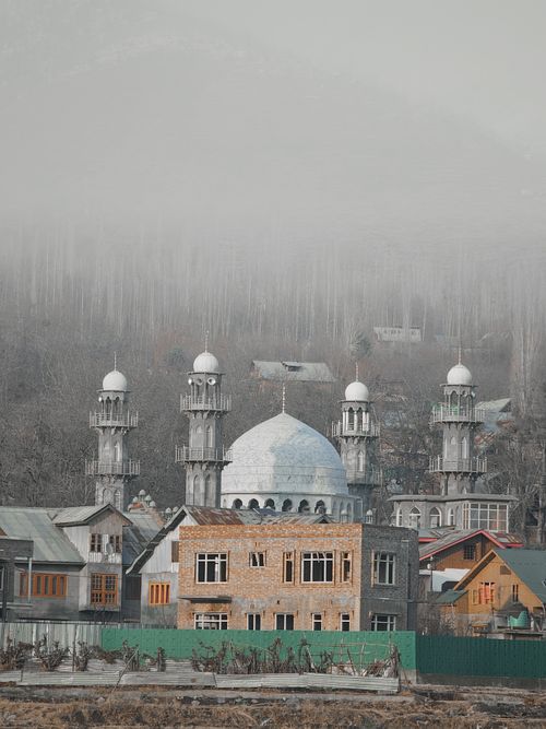 Free A serene mosque nestled in a misty mountain setting, showcasing traditional architecture. Stock Photo