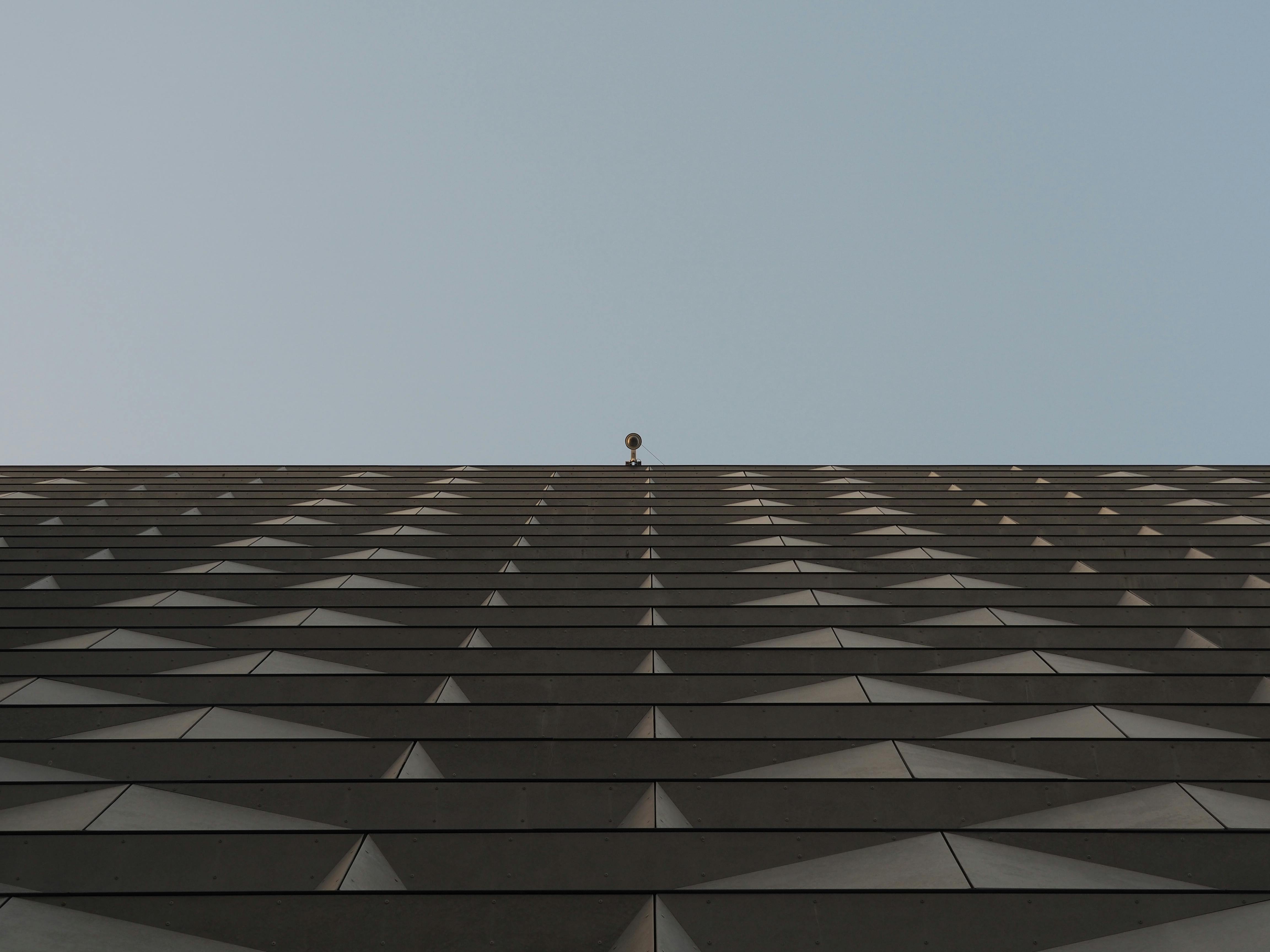 bezplatná Prozkoumejte geometrické vzory na fasádě moderní budovy v Hongkongu. Základová fotografie