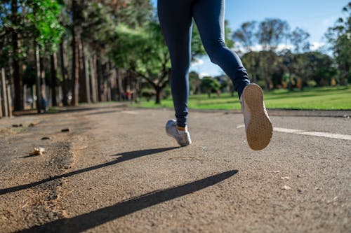 Ilmainen kuvapankkikuva tunnisteilla asfaltti, fitness, jalat