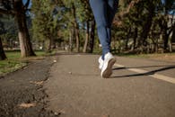 一名女子在公园小道上慢跑，展现了户外健身的健康生活方式