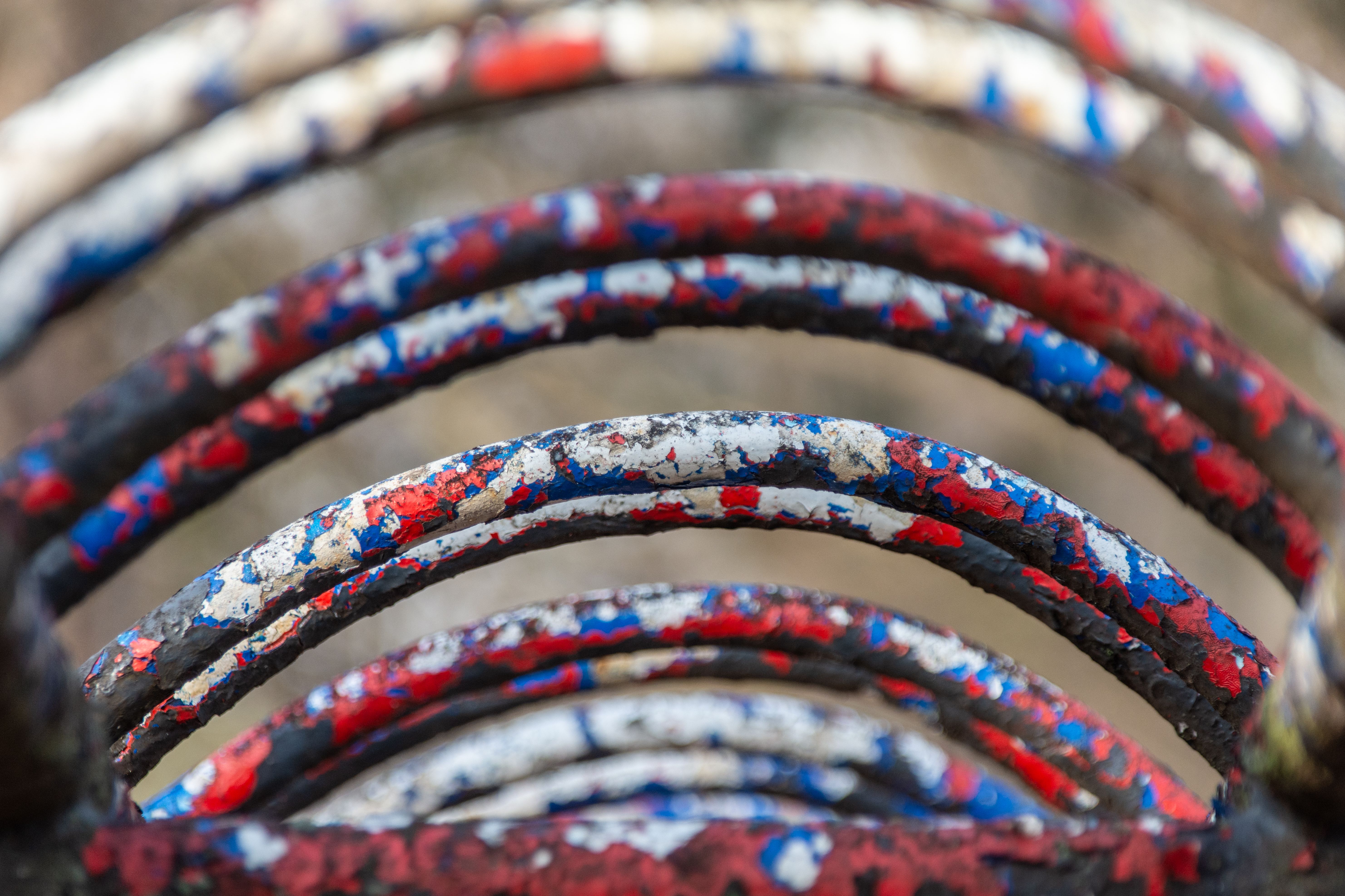 Close-Up of Rusty Metal Rings with Peeling Paint · Free Stock Photo