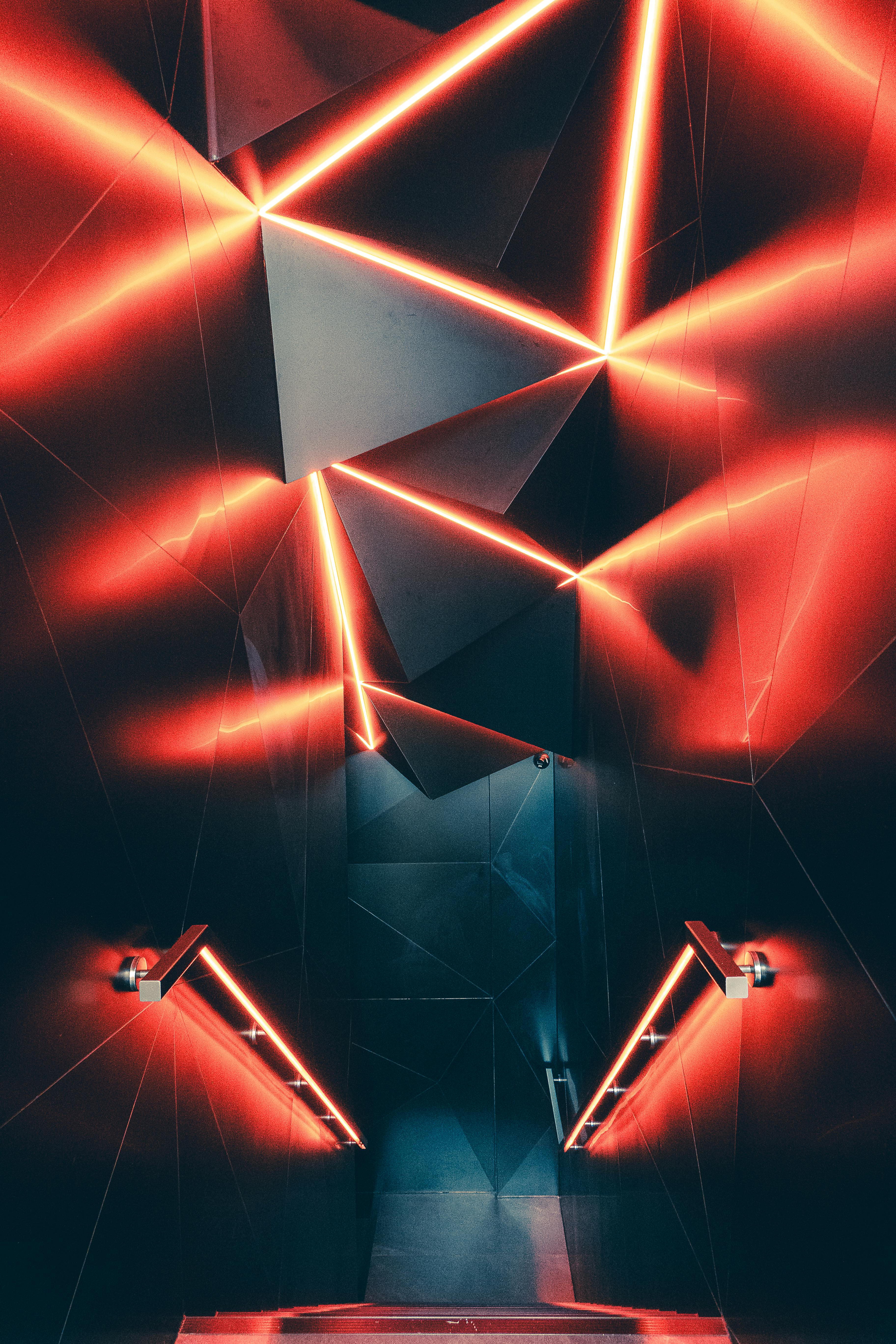 Ücretsiz Hong Kong'da göz alıcı kırmızı bir parıltıya sahip, geometrik neon ışıklı bir merdiven. Stok Fotoğraflar