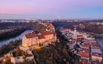 黄昏时分，一张航拍照片令人惊叹地展示了伯格豪森城堡及其周边城镇的历史建筑与风景