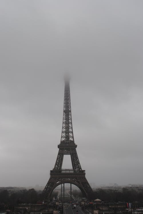 Gratis Menara Eiffel Di Paris Di Bawah Awan Kelabu Foto Stok