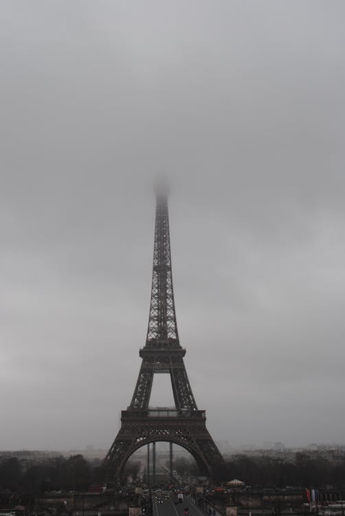 巴黎埃菲爾鐵塔在灰色的雲層下