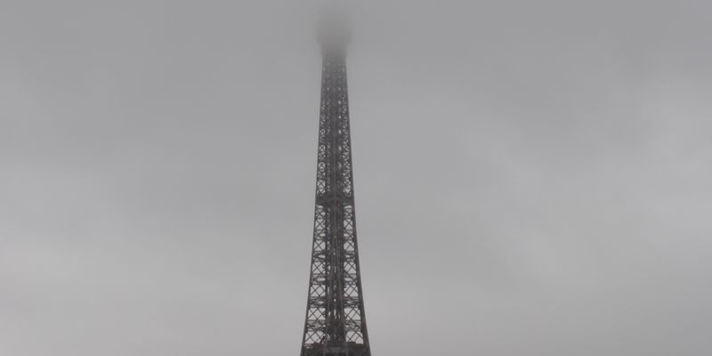 La torre Eiffel bajo un cielo nublado