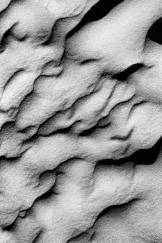 沙丘的黑白抽象图案呈现出自然的纹理和阴影