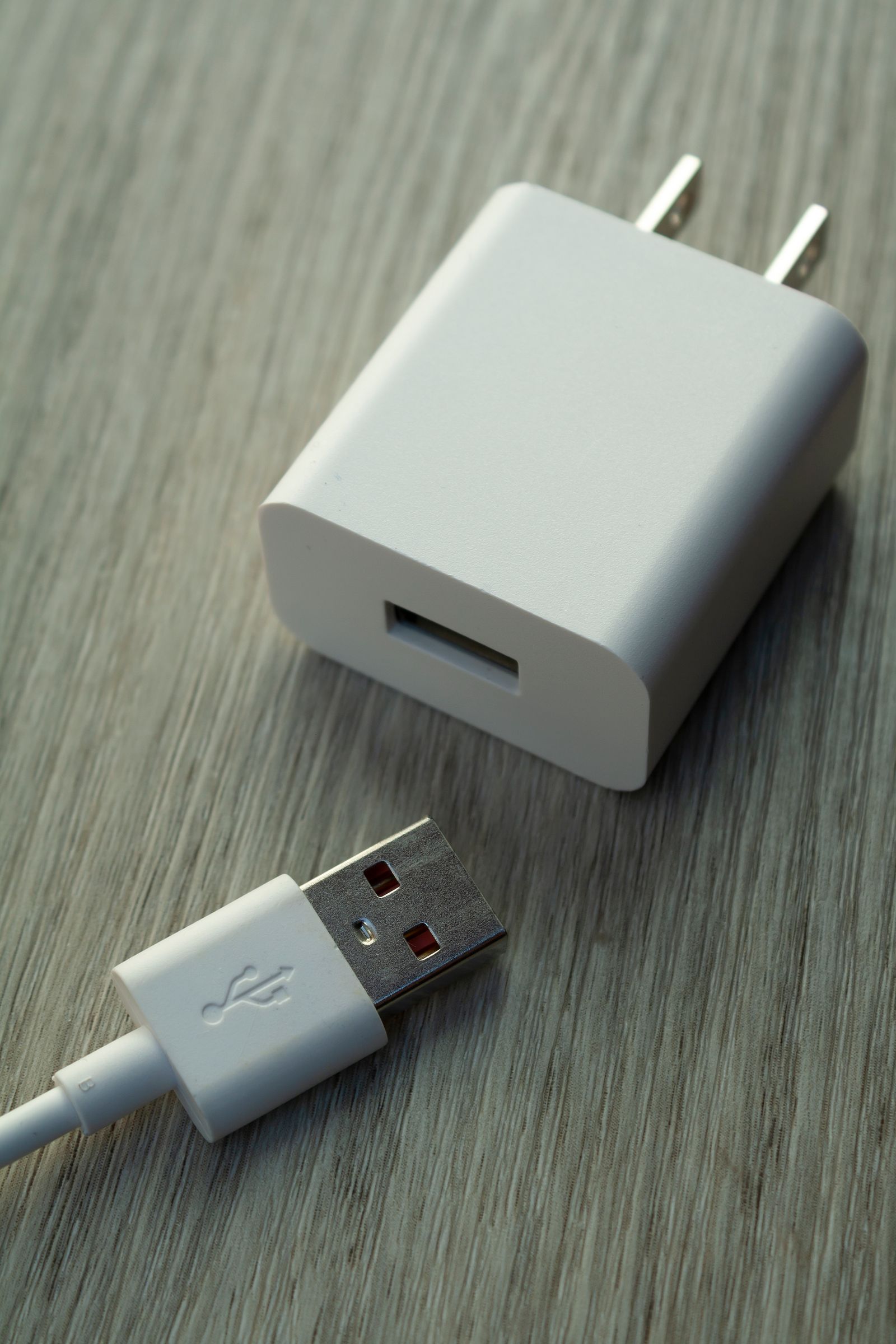 USB-laddare och kabel som illustrerar laddningsbara vape-enheter