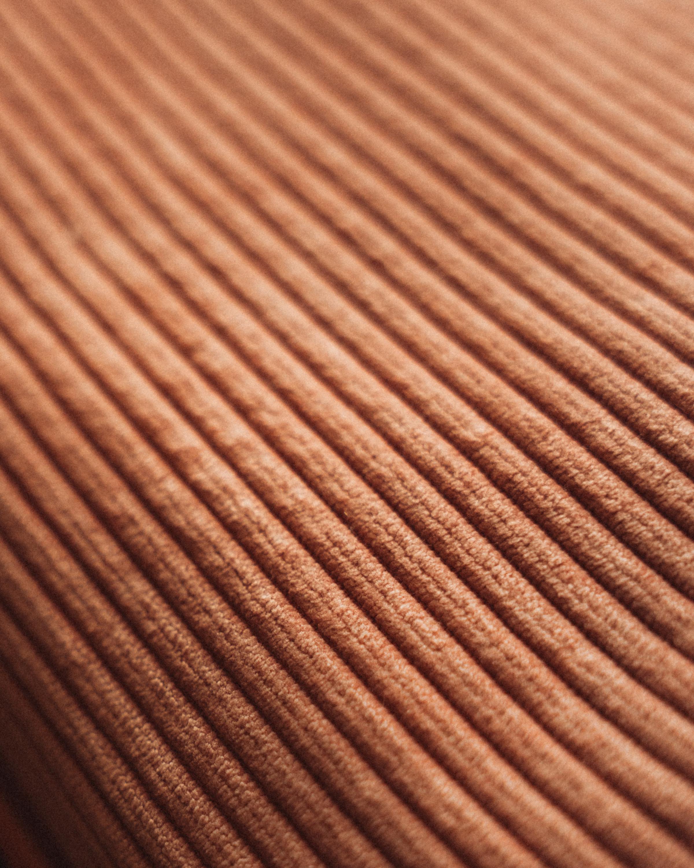 bezplatná Detailní záběr hnědé žebrované textury látky s teplým odstínem. Základová fotografie