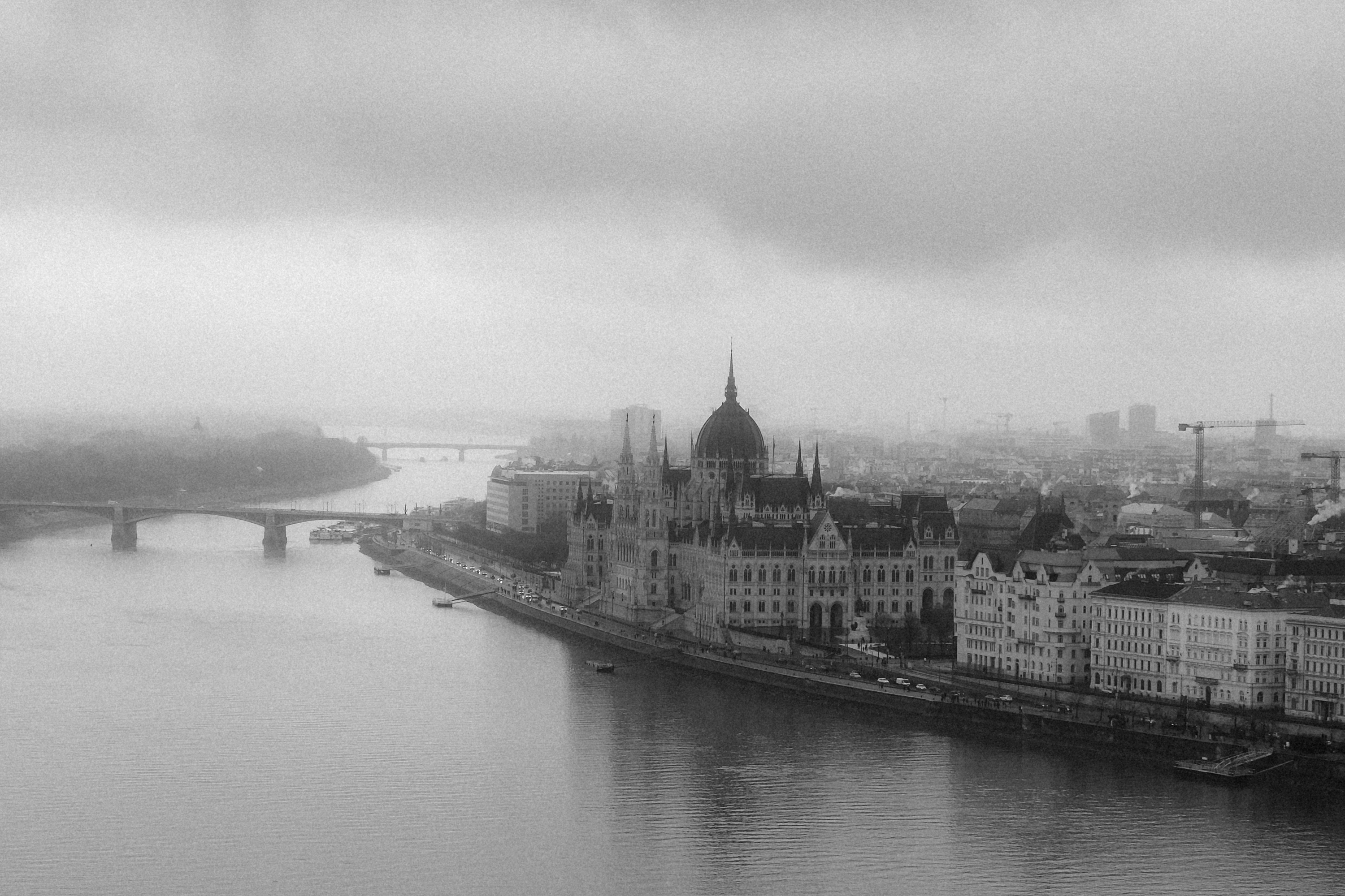 De franc Una vista aèria espectacular del paisatge urbà de Budapest i del riu Danubi sota un cel ennuvolat i boirós. Foto d'estoc