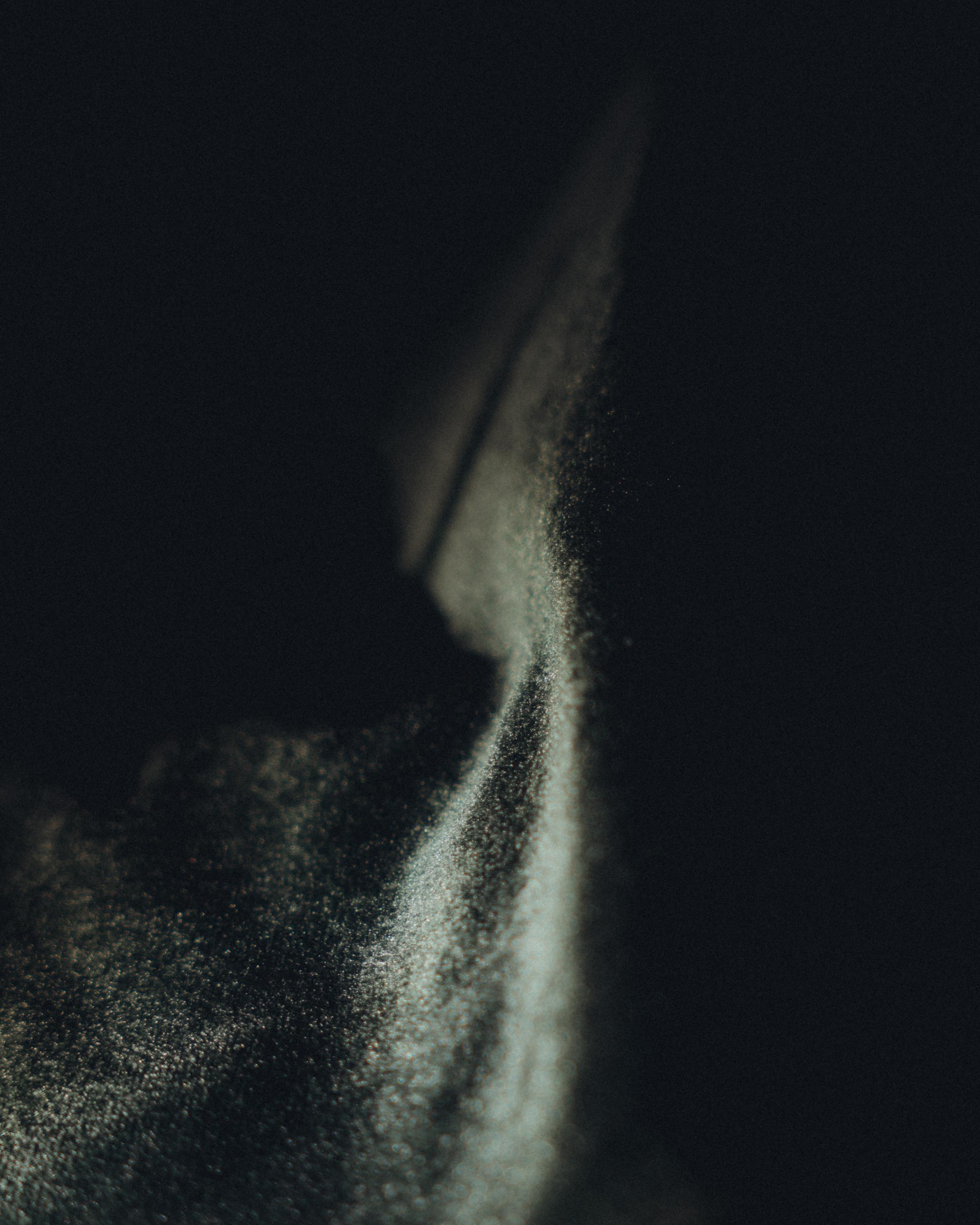 Zadarmo Dramatický abstraktný obraz zobrazujúci súhru svetla a tieňa. Fotka z fotobanky