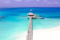 马尔代夫绿松石水域的热带岛屿码头的壮丽鸟瞰图