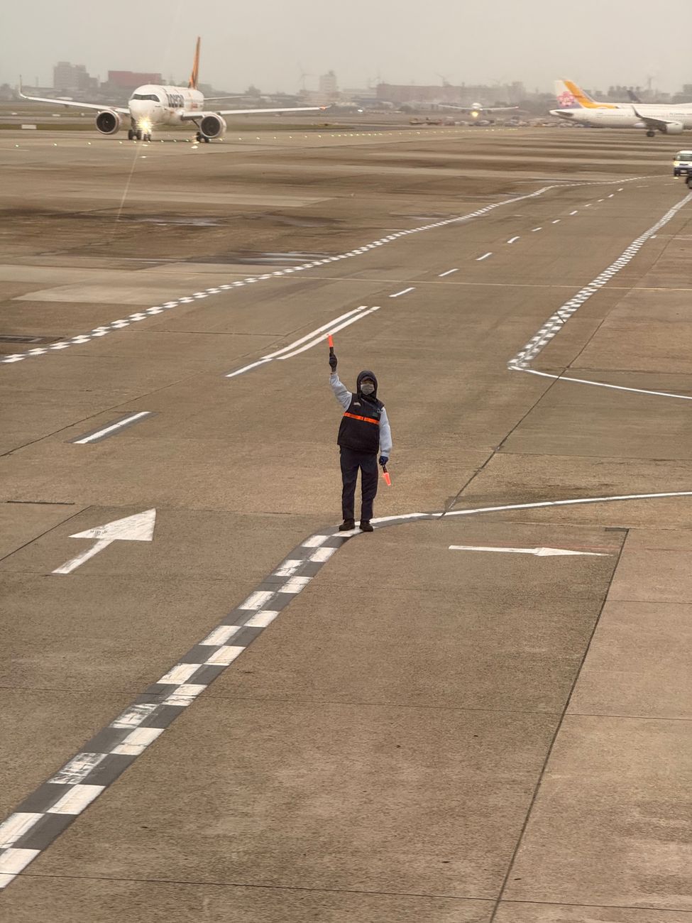 HOMEM INVADE PISTA NO AEROPORTO DE LISBOA