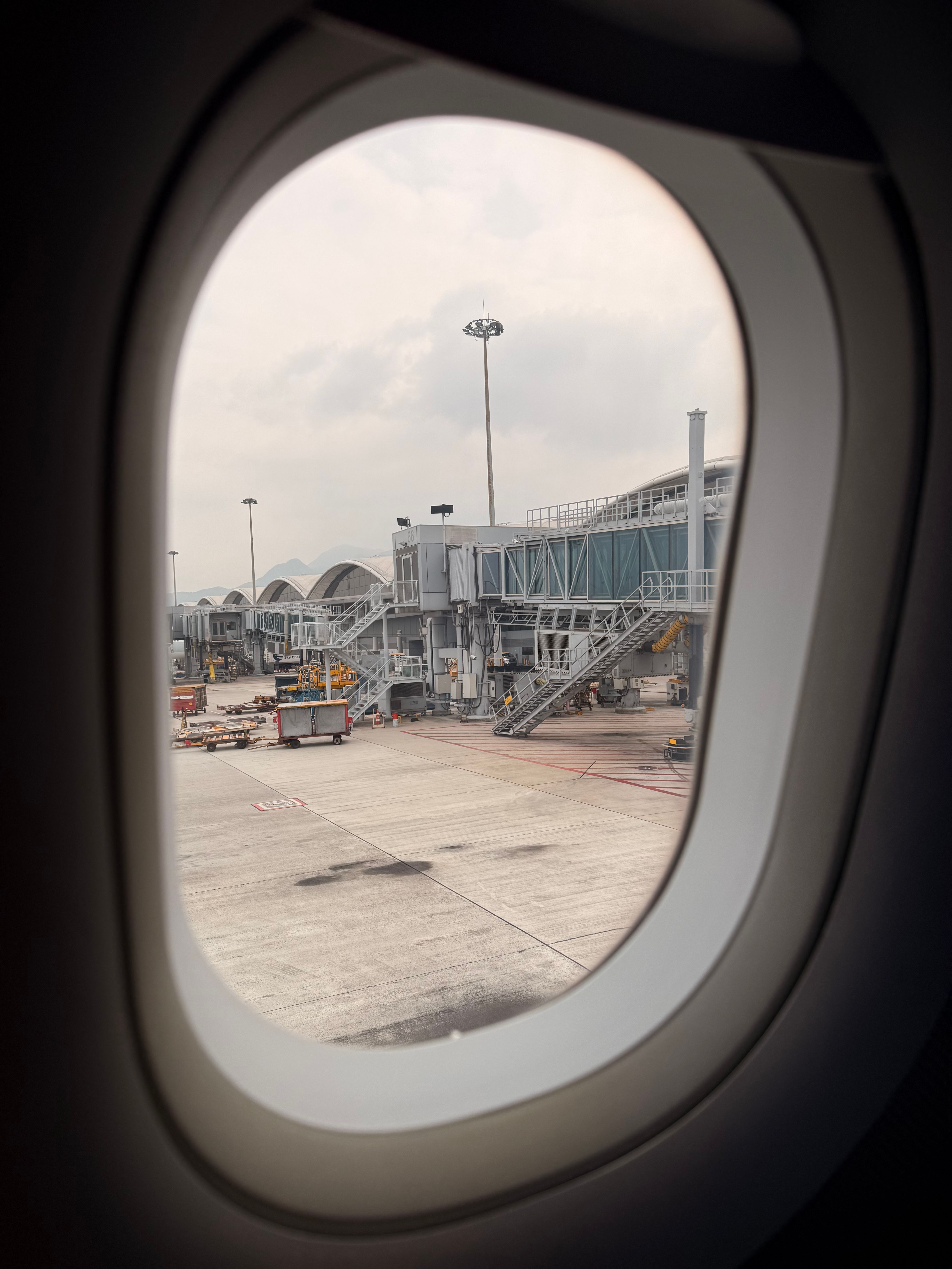 Passagiers wachten bij de gate voor vertrek van hun vlucht