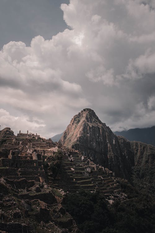 Montaña Rocosa Marrón Bajo Nubes Blancas