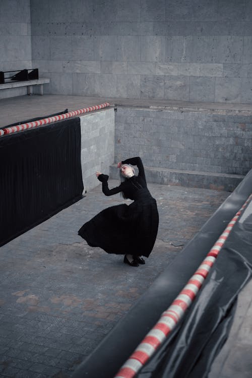Kostenlos Frau, Die Schwarzes Kleid Trägt Stock-Foto