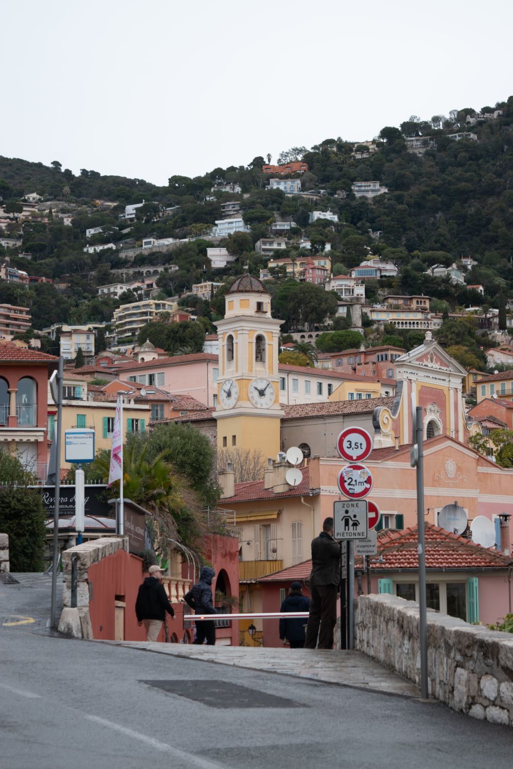 Stradă îngustă și colorată din Villefranche-sur-Mer, Franța