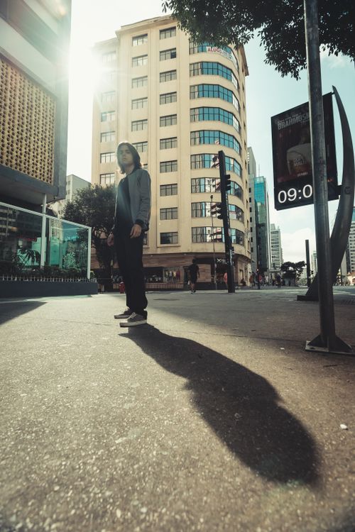 Free Dynamic street portrait of an adult in São Paulo, emphasizing urban life in a sunlit cityscape. Stock Photo
