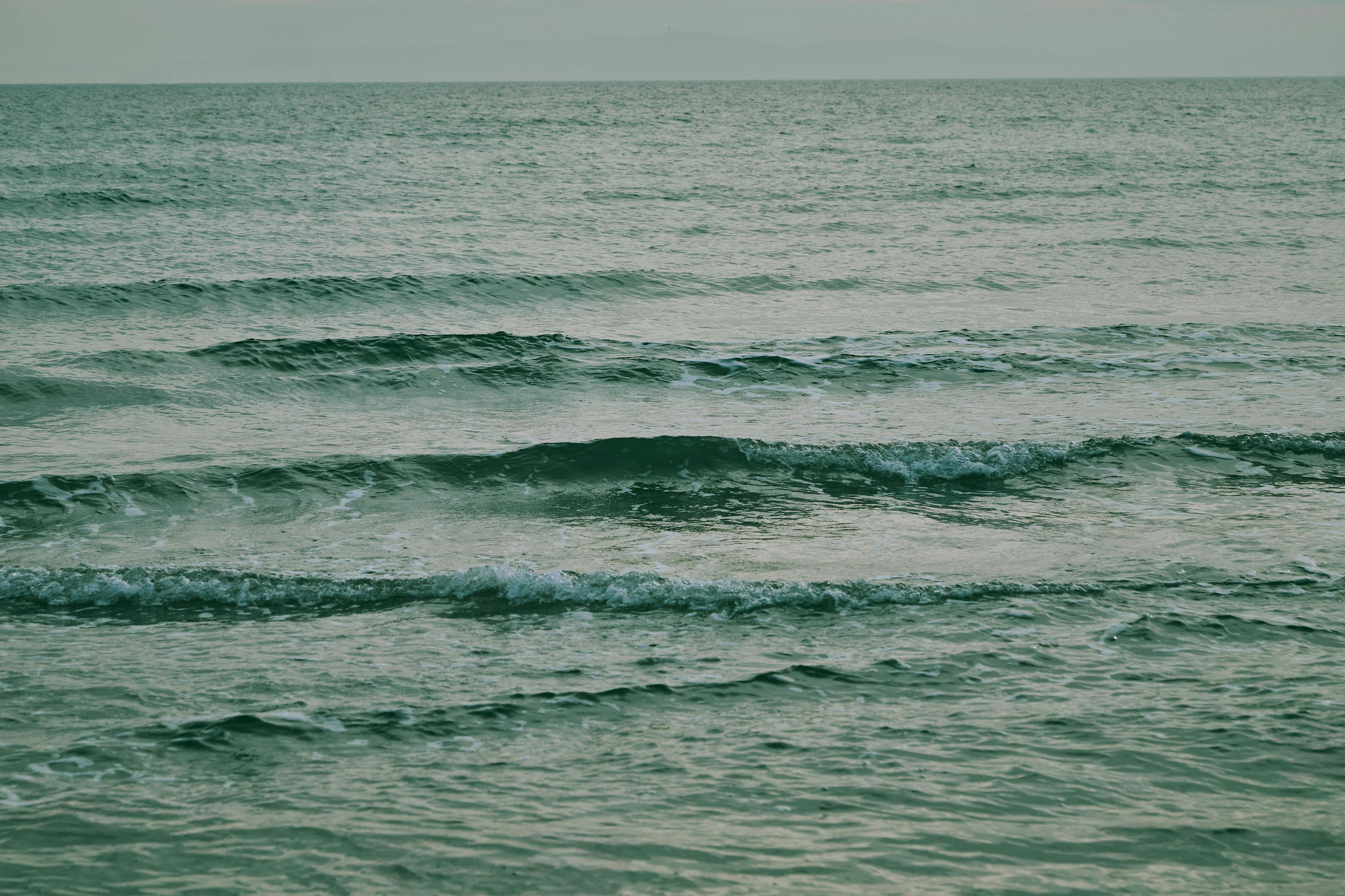 Gratuit Vedere senină a valurilor line ale Mării Marmara sub o strălucire blândă a apusului, evocând liniște. Fotografie de stoc