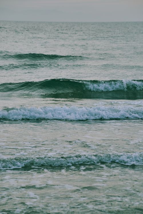 Free Peaceful ocean waves gently rolling under the soft morning light, perfect for relaxation themes. Stock Photo