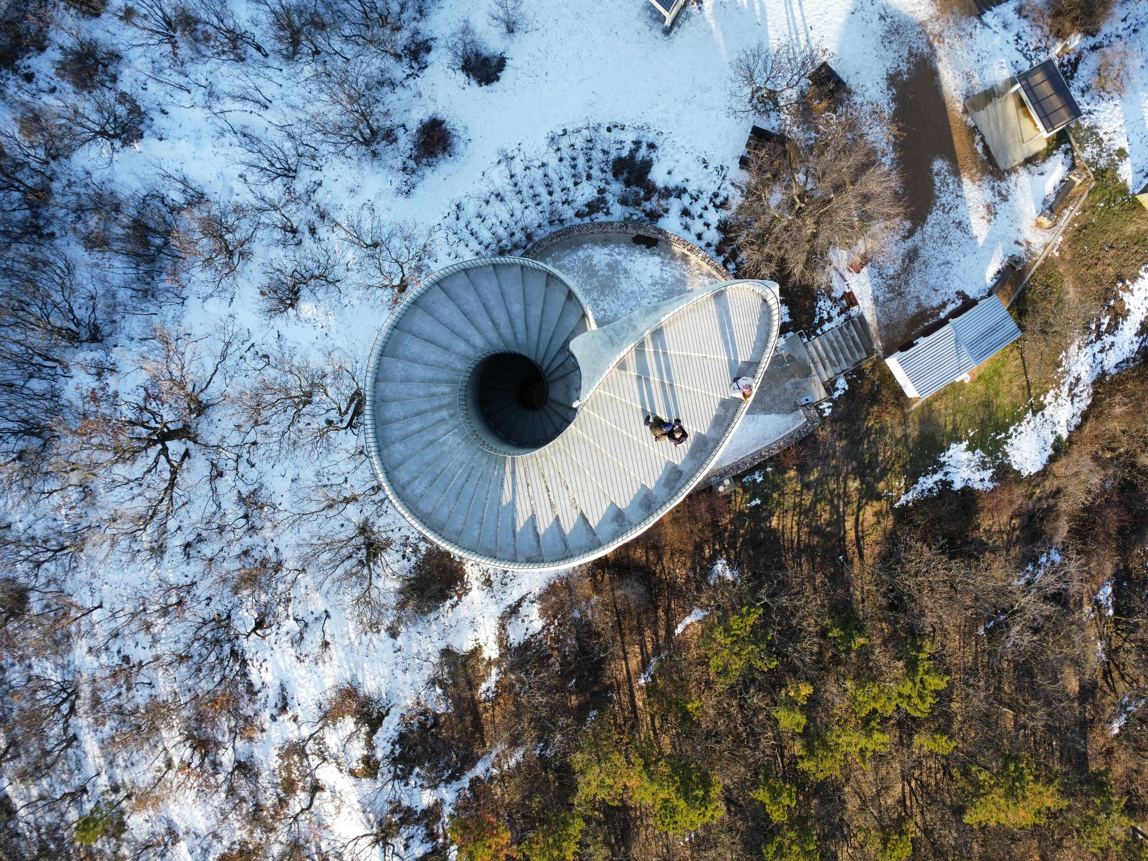 bezplatná Podmanivý letecký snímek točitého schodiště uprostřed zasněžené krajiny, který ukazuje architektonickou krásu. Základová fotografie