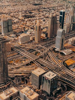 令人惊叹的迪拜摩天大楼和复杂道路网络的航拍照片