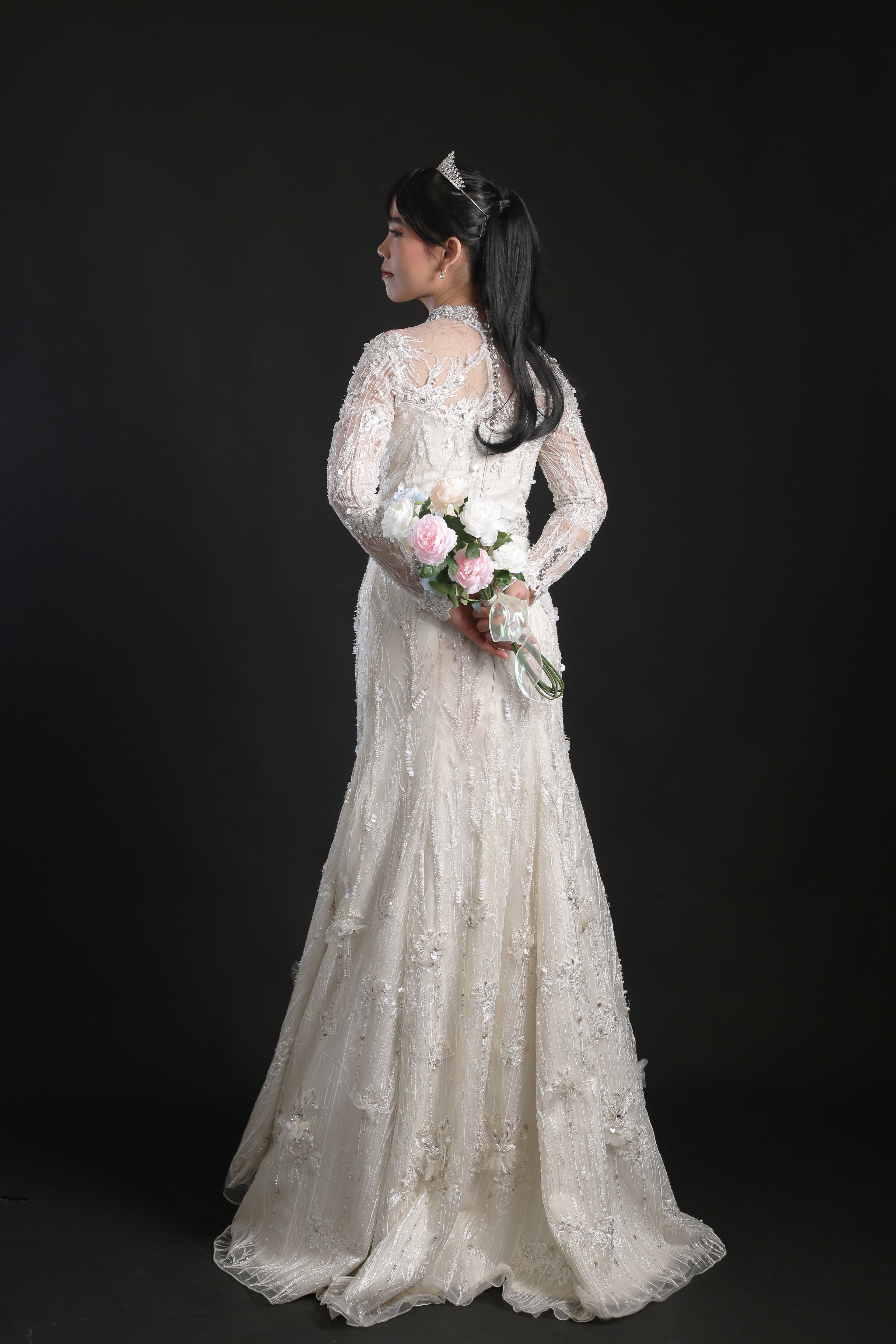 Elegant Bride in White Lace Gown with Bouquet · Free Stock Photo