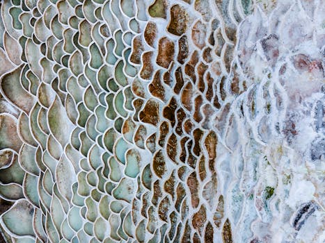 埃格萨洛克盐山的鸟瞰图细节抽象，呈现出充满活力的矿物图案