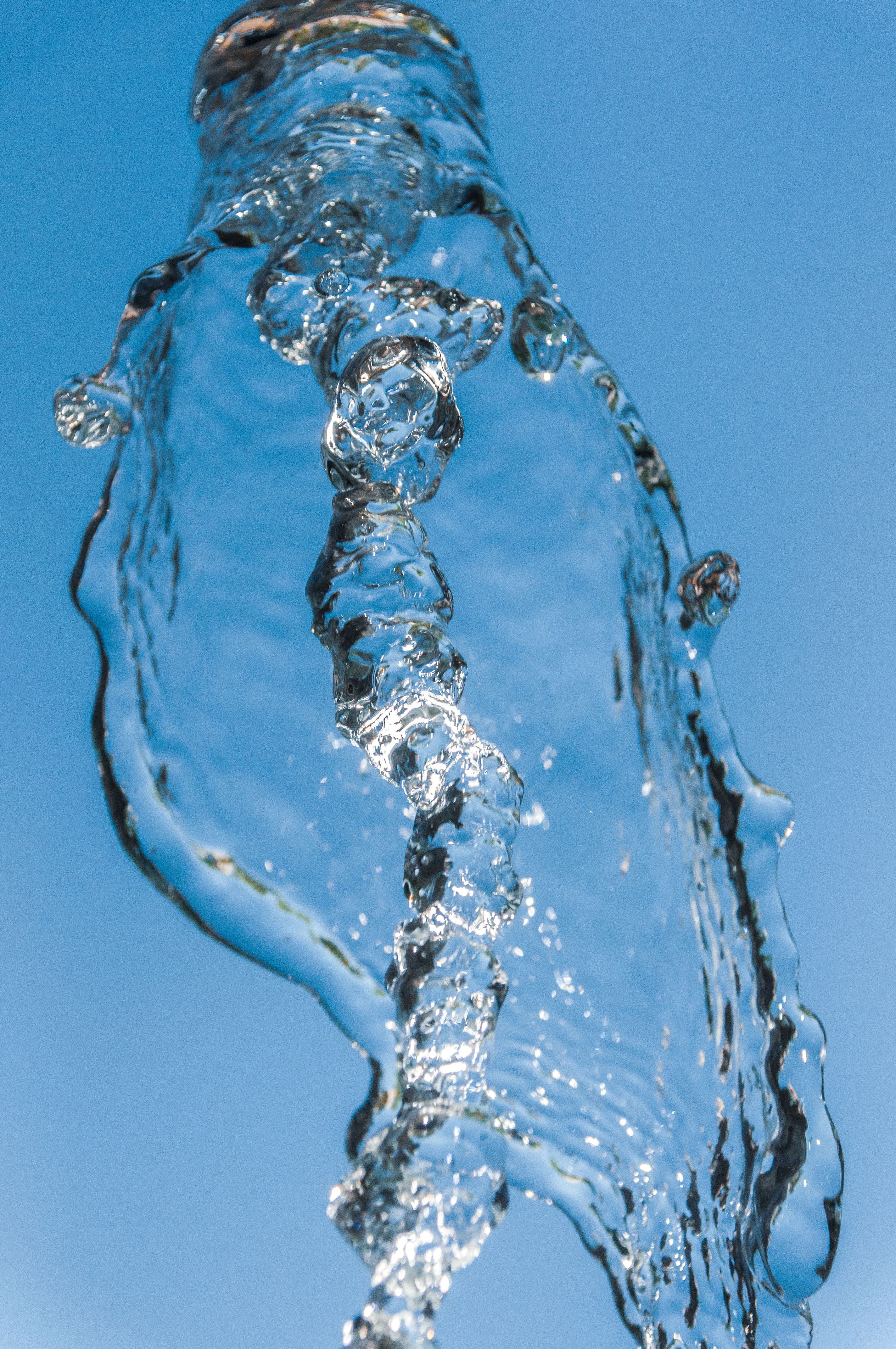 Primer Plano De Una Corriente De Agua Contra El Cielo Azul · Foto de ...