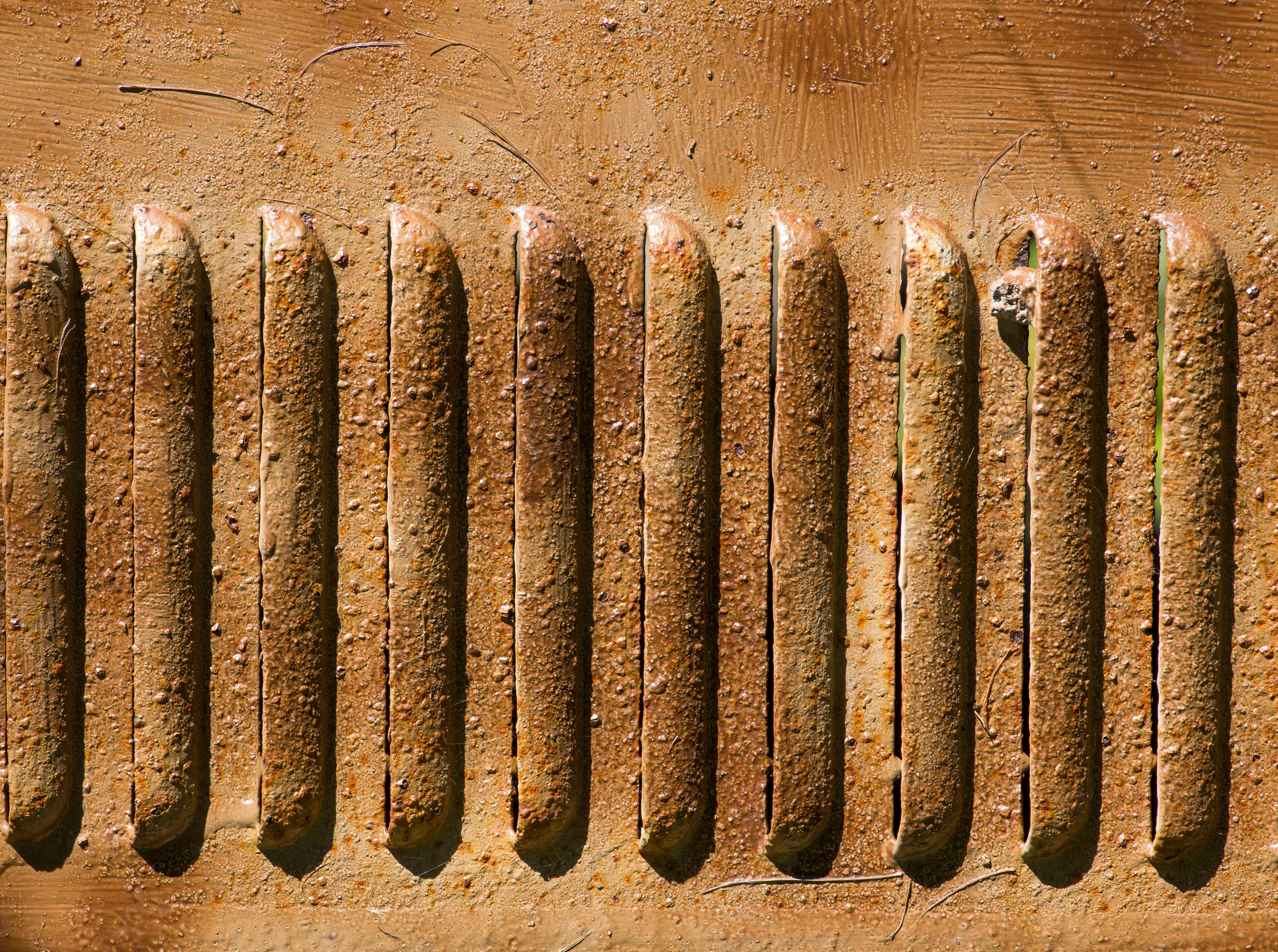 gratis Gedetailleerde weergave van een roestig, verweerd metalen oppervlak met een unieke textuur en kleurpatronen. Stockfoto